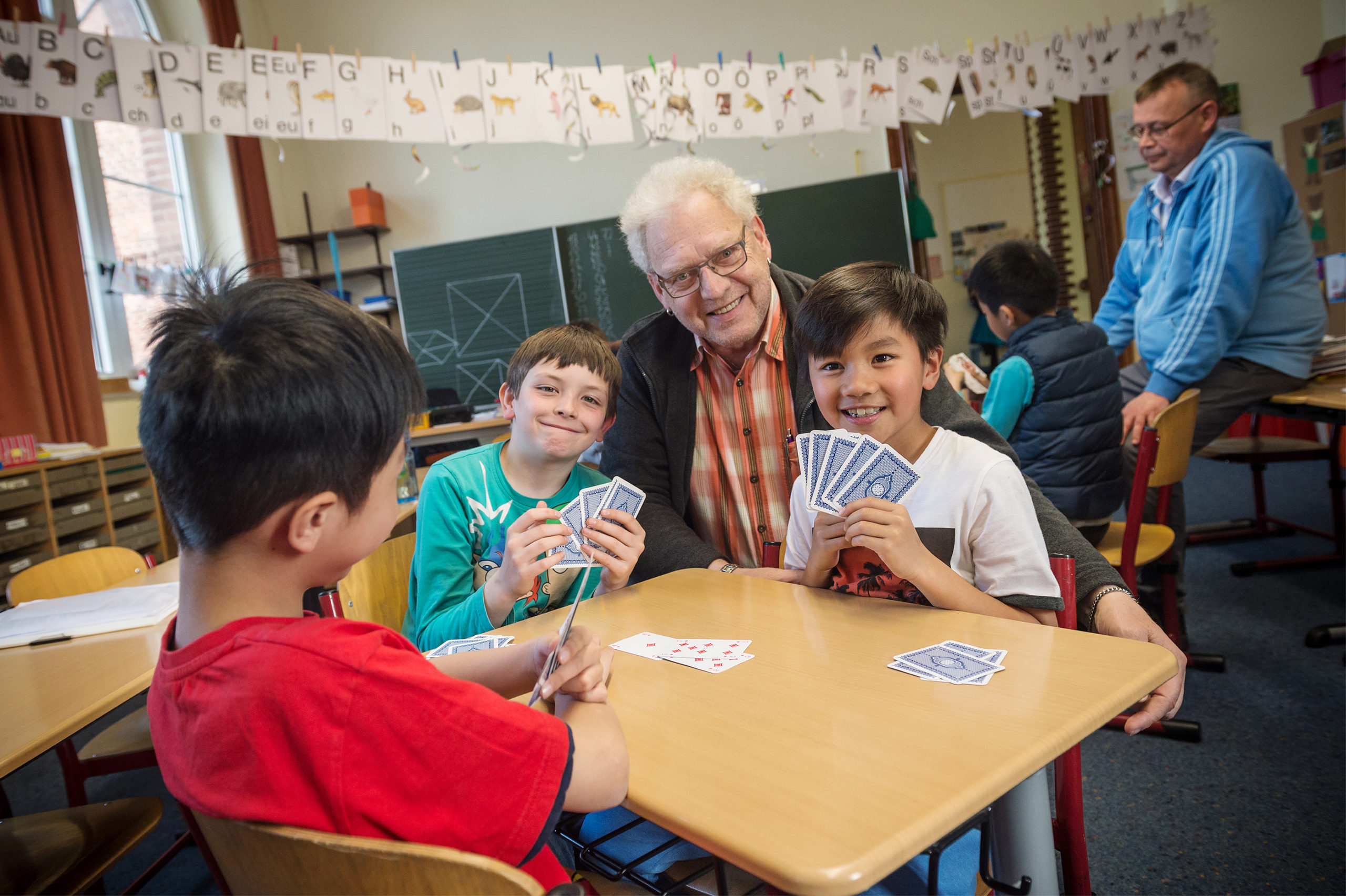 Norderney 24.04.2018
Viet (10) in rot, Giuliano (10)  in grün, Arnim Zieske (65) Trainer Khanh (9) in weiß 
Skat macht Schule
Norderneyer Buben geben in der Grundschule eine Skat AG Skat Club Insel 
Schule Grundschule Schüler Kind Kinder 
Verena Hornung
Hafenstraße 43
28217 Bremen
0421 6436590
017622871778
Autorennummer 41066797