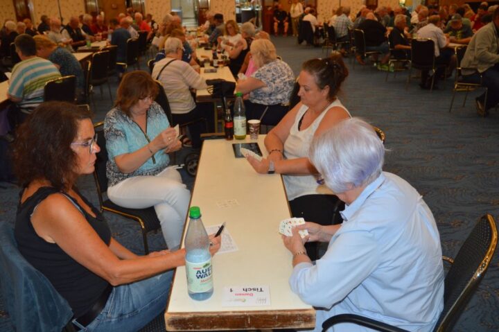 Damen Serie 5 Tisch 1